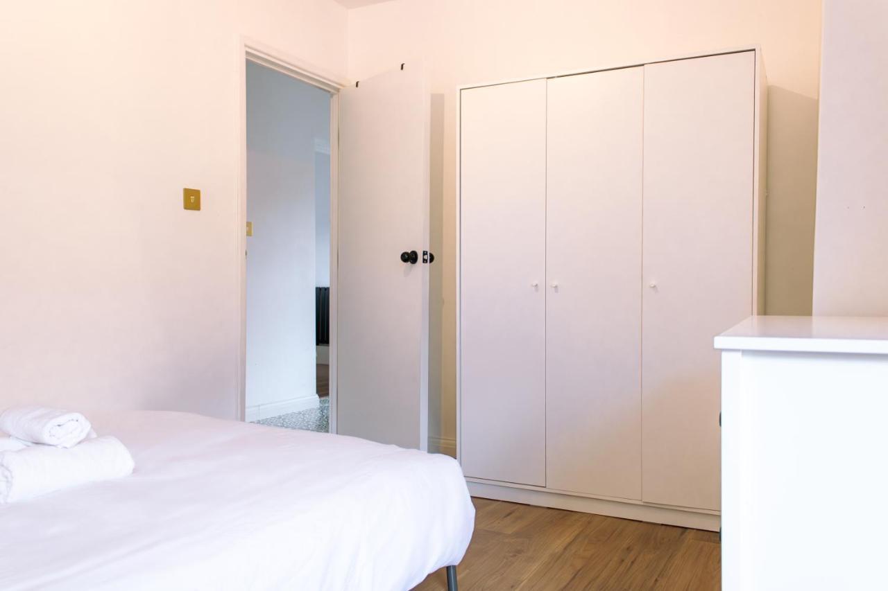 Nice 4 Bedroom Apartment Near City Centre 2-Min Walk To Metro !! Business & Family Friendly!! London Exterior foto