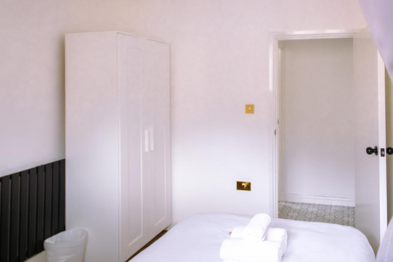 Nice 4 Bedroom Apartment Near City Centre 2-Min Walk To Metro !! Business & Family Friendly!! London Exterior foto